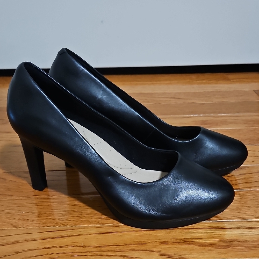 EUC Clarks Ambyr Joy Pumps Size 10